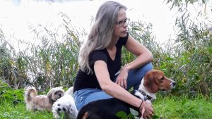 Thumbnail voor Simone vangt voormalige proefdieren op: 'Je ziet dat je écht iets voor zo'n hond doet'