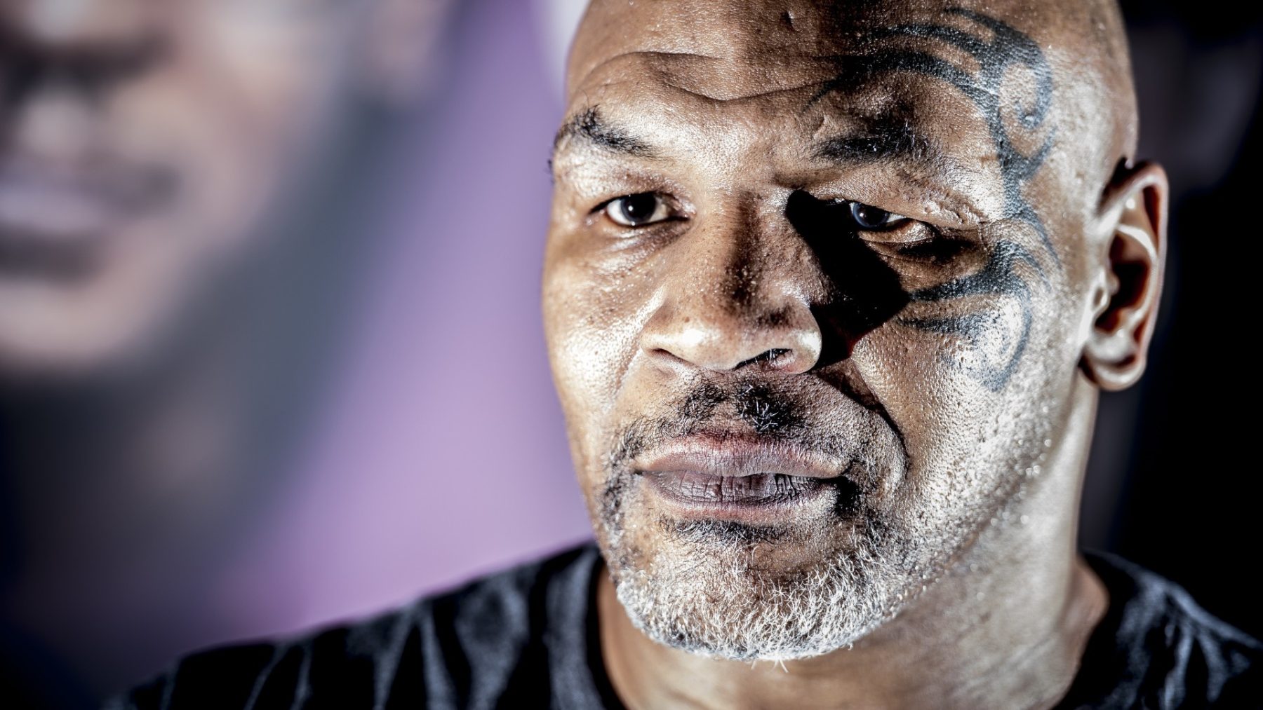 Mike Tyson slaat beschonken vliegtuigpassagier die hem lastigvalt