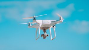 Thumbnail voor Politie niet blij met dronekoekhappen: 'Een prop van zo'n minidrone in je oog en je bent blind'