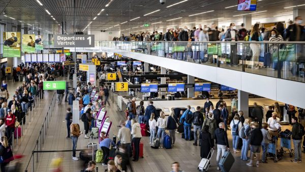 Schiphol roept alle reizigers op niet naar de luchthaven te komen