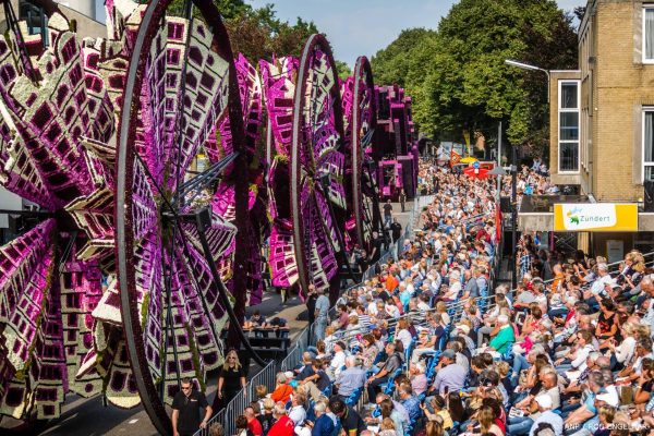 Drukte door bloemencorso