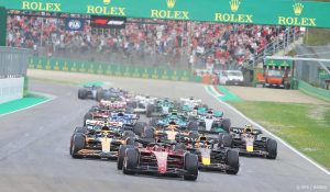 Thumbnail voor Max Verstappen troeft rivaal af en wint eerste sprintrace Formule 1