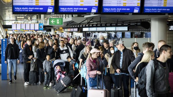 Schiphol waarschuwt voor extra drukte op zondag