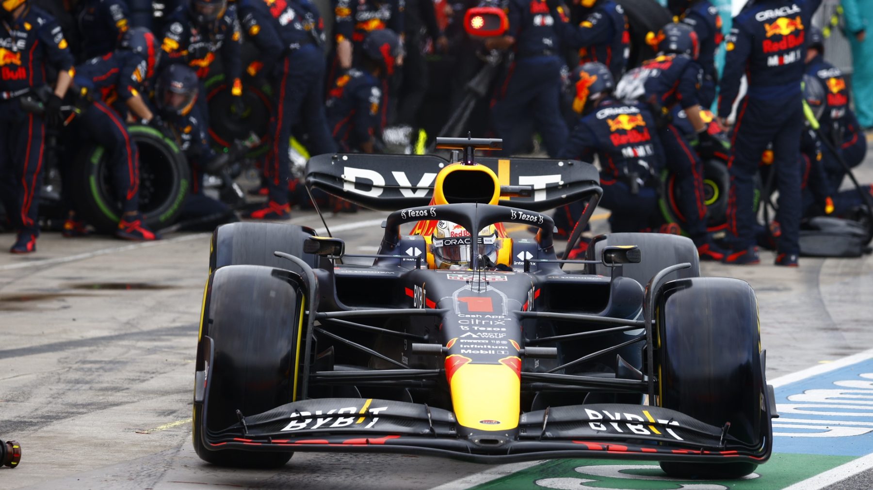 Verstappen strikes again: Hamilton op ronde achterstand in Imola