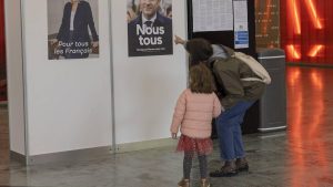 Thumbnail voor Belgische media: Macron wint bij Fransen in buitenland, Le Pen overzee