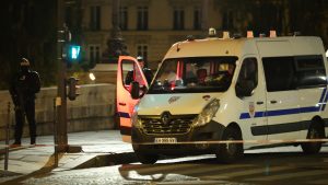 Auto rijdt in op agenten in Parijs, politie doodt twee mensen