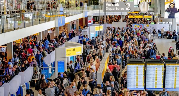 Reisorganisaties: zomervakantie-chaos dreigt op Schiphol