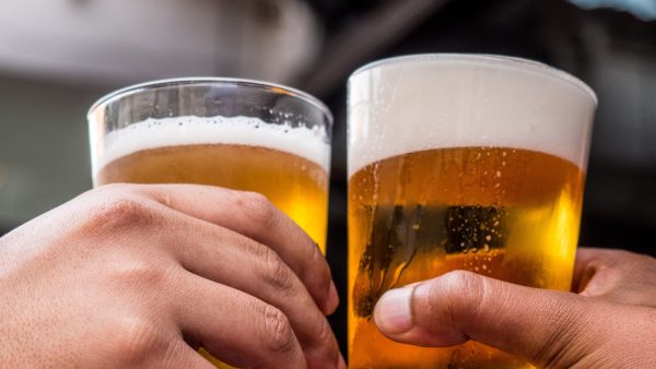 Gemeenten limiteren alcoholgebruik Koningsdag: Máximaal één blik bier
