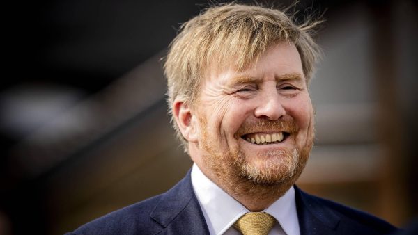 Willem-Alexander reikt twintigste Appeltjes van Oranje uit