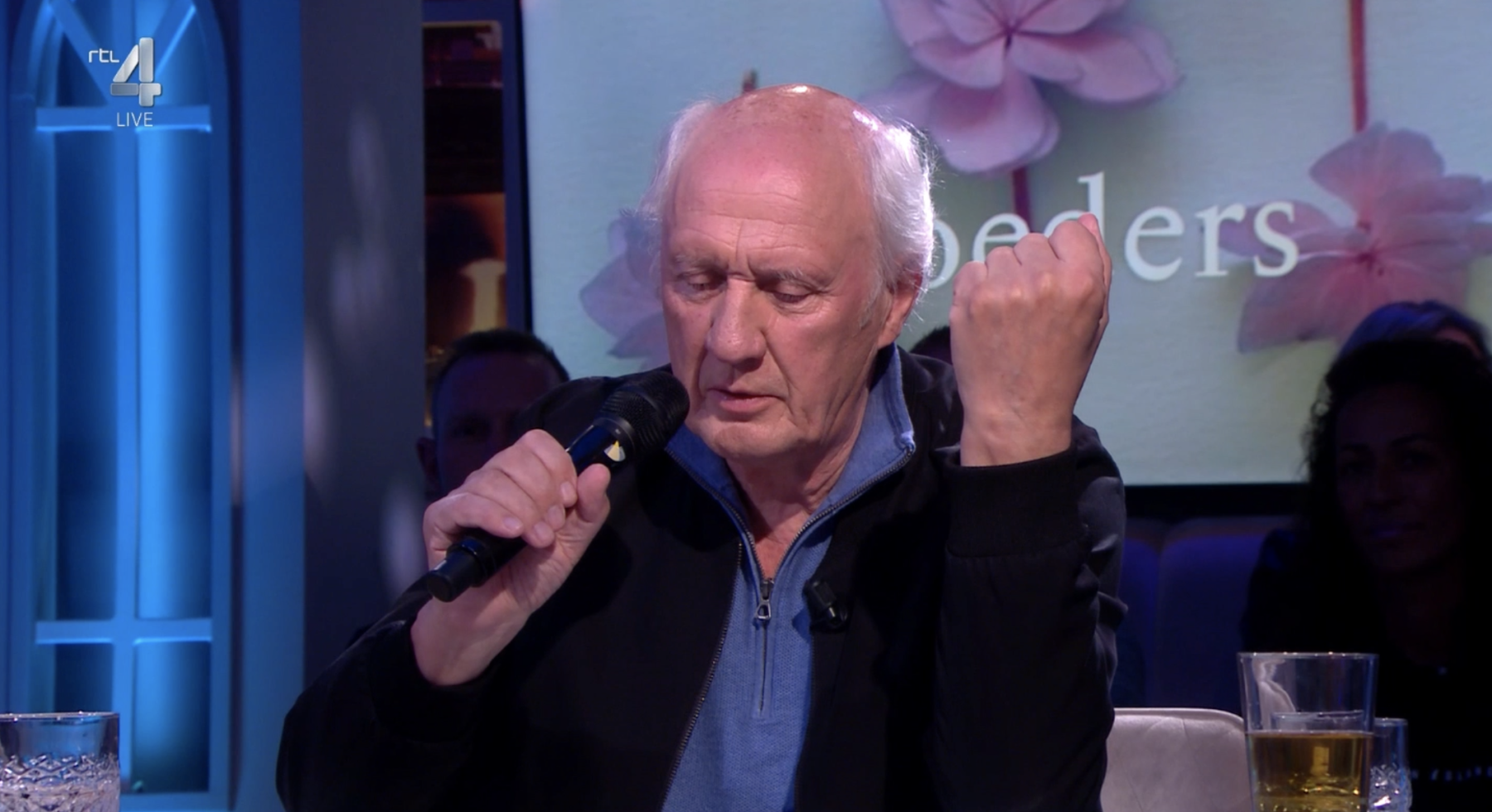 Ontroerend: Herman van Veen eert moeder met muzikale ode bij 'Jinek'