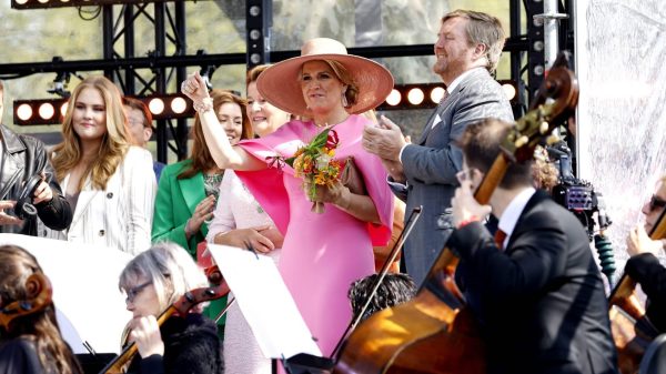 Prinses Amalia helpt Lucas & Steve bij dj-set