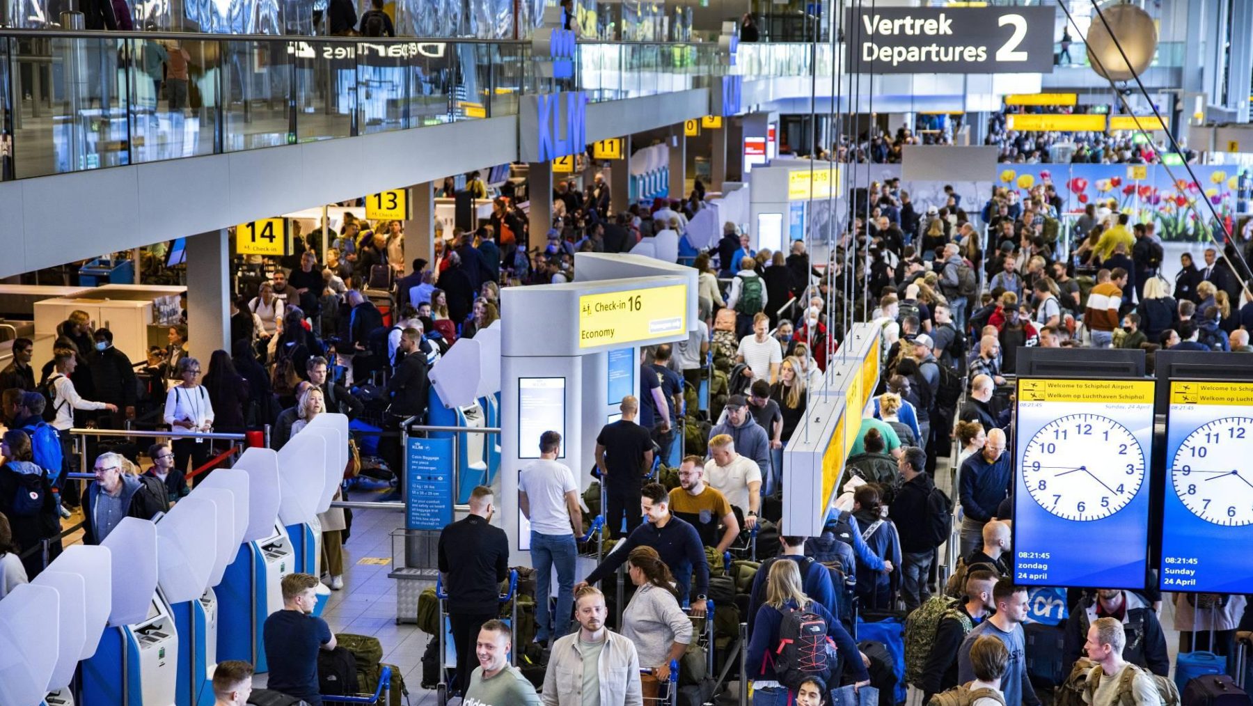 Schiphol opent weer alle deuren van terminal