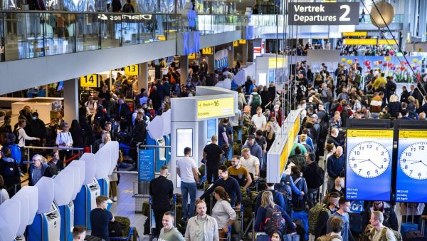 Schiphol opent weer alle deuren van terminal