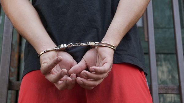 Zestienjarige jongen opgepakt die vrouw (21) zomaar in rug stak