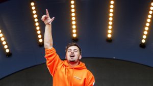 Thumbnail voor Martin Garrix zorgt voor knallend einde Koningsdag met vuurwerkshow vanaf penthouse