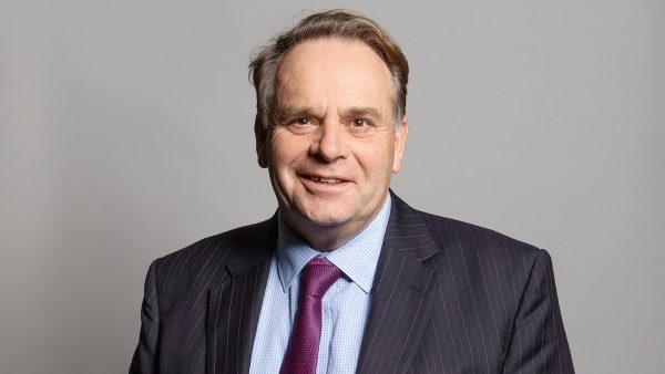 Geschorst Brits parlementslid Neil Parish opende 'per ongeluk' pornosite: 'Erg gênant'