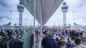 Thumbnail voor Opnieuw lange rijen verwacht op druk Schiphol: 'Erg vervelend voor reizigers'