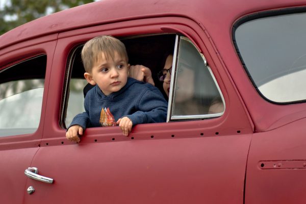 'Mini-coureur' (4) ramt na kort ritje twee auto's, komt met de schrik vrij