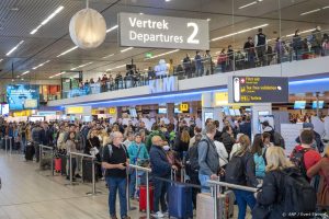 Thumbnail voor Opnieuw lange rijen op Schiphol: 'We zetten ons schrap voor wat komen gaat'