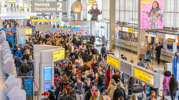 Schiphol verwacht maandag minder reizigers, maar drukte blijft