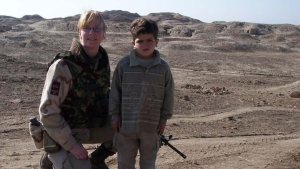 Thumbnail voor Veteraan Wilma staat op de Dam tijdens de Dodenherdenking: 'De angst voor een raket vergeet ik nooit meer'