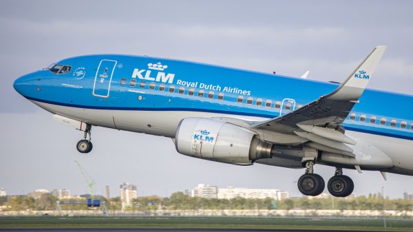 Pilotenvakbond sleept KLM voor rechter om vaccinatieplicht personeel