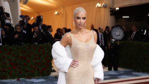 Thumbnail voor Kim Kardashian draagt jurk van Marilyn Monroe naar MET-Gala, en dat vindt niet iedereen gepast