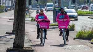 Thumbnail voor Arbeidsinspectie: 'Flitsbezorgdiensten overtreden regels en ontwijken verplichtingen'
