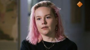 Tessels gewelddadige partner beet haar publiekelijk - tot bloedens toe - in het gezicht: 'Niemand deed wat'