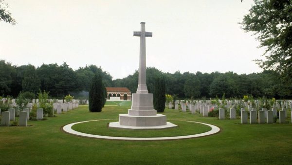 Graven en monumenten op oorlogsbegraafplaats Nijmegen beklad