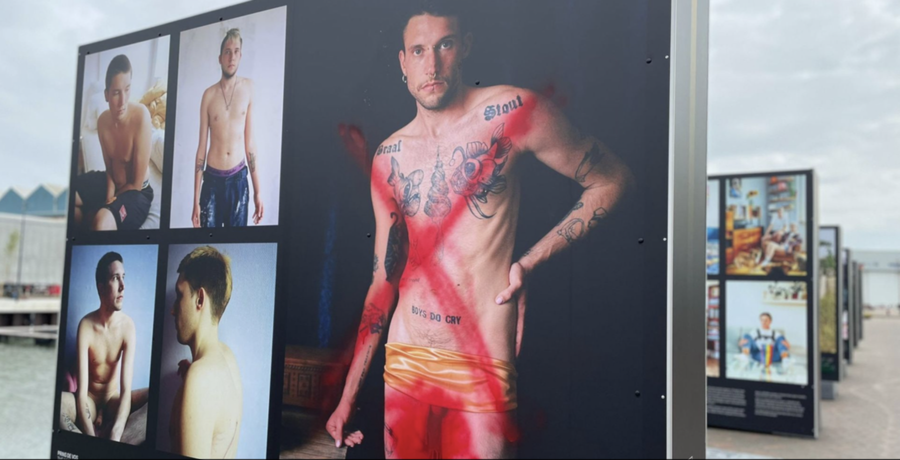 Pride-foto's met zoenende mannen beklad in Vlissingen