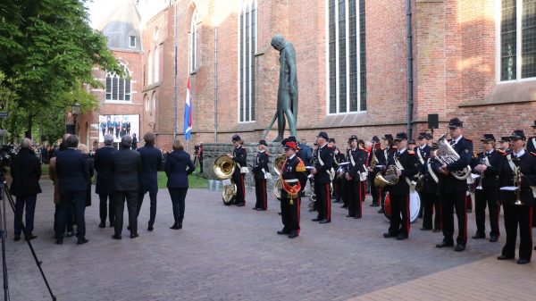 Twee minuten stilte in Groningen begint drie minuten te laat