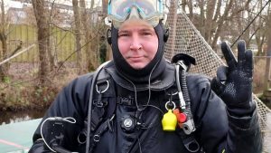 Thumbnail voor Martin (44) duikt naar erfstukken: 'Ik zocht een ring, maar kwam boven met een dildo'