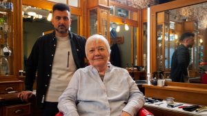 Thumbnail voor In 'De Gevluchte Gast' ontvangt Özcan Akyol vluchtelingen in zijn kappersstoel