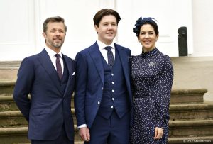 Thumbnail voor Deens kroonprinselijk paar geschokt door docu over school zoon: 'Hartverscheurend'