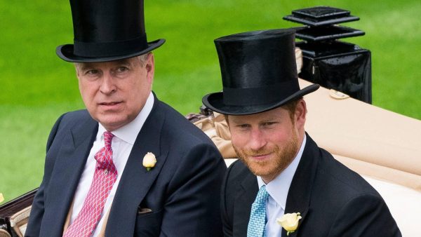 Prins Harry en Andrew niet bij balkonscène regeringsjubileum Queen