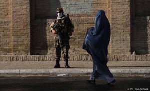 Thumbnail voor Taliban bevelen vrouwen boerka te dragen in het openbaar