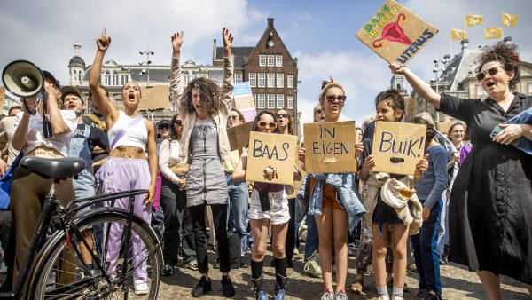 Honderden op Dam tegen mogelijk afschaffen abortuswet VS