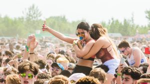 Thumbnail voor Emma (19) gaat met haar moeder naar hardcore festivals: ‘Ze geeft me advies over drugs’