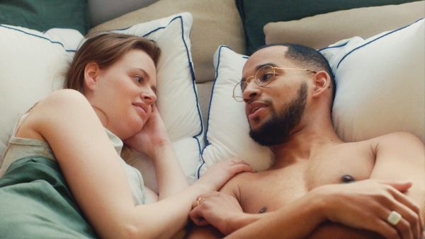 Van racisme tot ouderschap: deze koppels voeren eerlijke en intieme gesprekken in bed