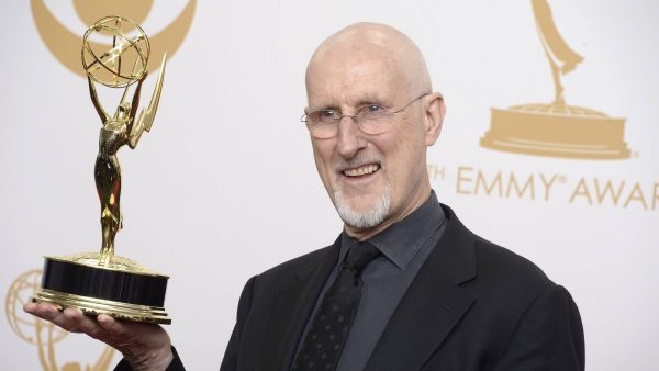 Babe-acteur James Cromwell lijmt zichzelf aan Starbucks-balie en dit is waarom