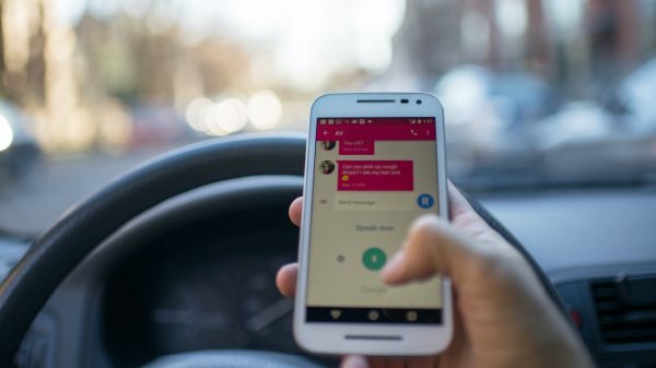 België neemt rijbewijs tijdelijk in bij telefoongebruik achter stuur