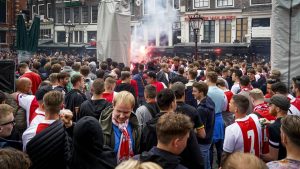 Thumbnail voor Bijeenkomst supporters Ajax met fakkels en rookbommen op Leidseplein afgelopen