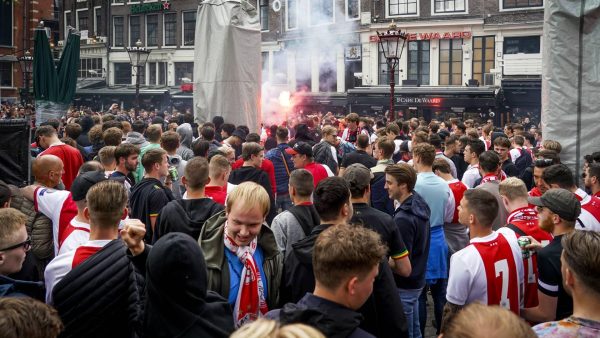 Bijeenkomst supporters Ajax met fakkels en rookbommen op Leidseplein afgelopen