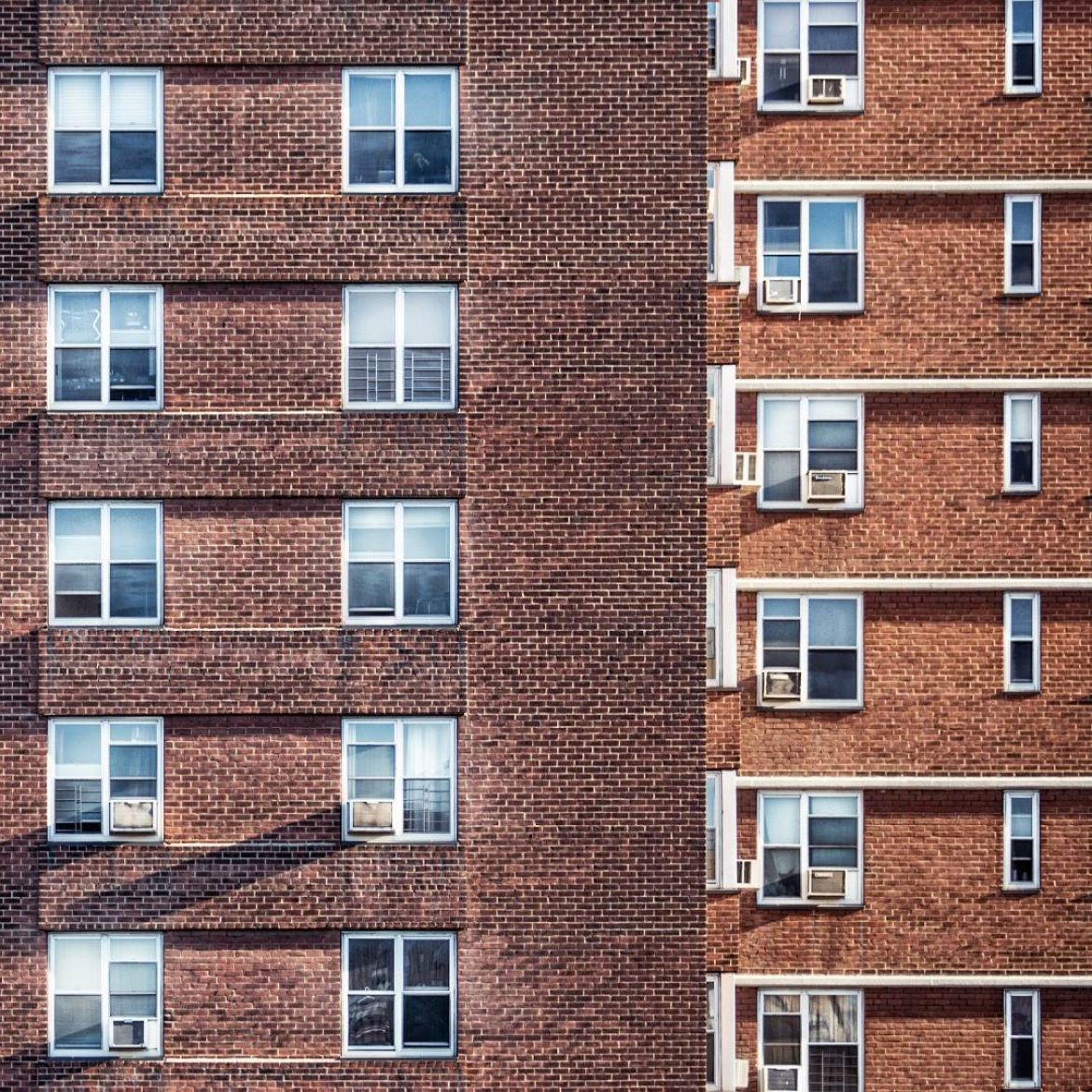 Het aanbod in de vrije huursector daalt verder. De middenhuur verdwijnt, waardoor woningzoekenden vaak alleen nog dure opties vinden. Een huurwoning kost gemiddeld 1856 euro per maand.