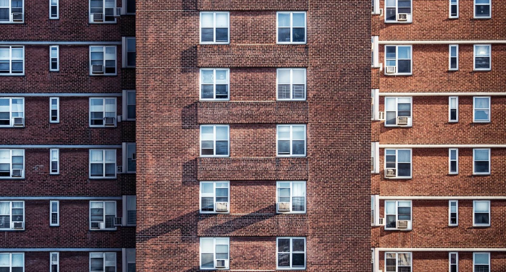 Het aanbod in de vrije huursector daalt verder. De middenhuur verdwijnt, waardoor woningzoekenden vaak alleen nog dure opties vinden. Een huurwoning kost gemiddeld 1856 euro per maand.
