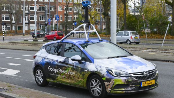 Jongen trekt broek naar beneden voor Street View-auto en wordt met blote billen vereeuwigd