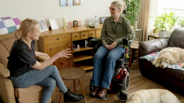 Dankzij assistentiehond Dronne heeft Sandra geen thuiszorg nodig
