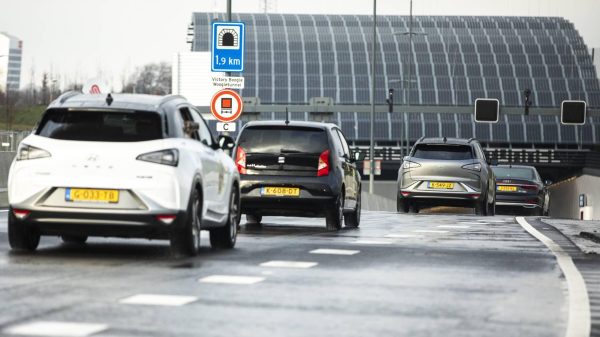 Beschonken chauffeur bestuurt bus vol kinderen op schoolreis