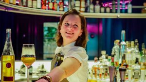 Thumbnail voor Bartender Cécile (29) deelt de lekkerste cocktails: 'Een jampotje werkt prima als shaker'